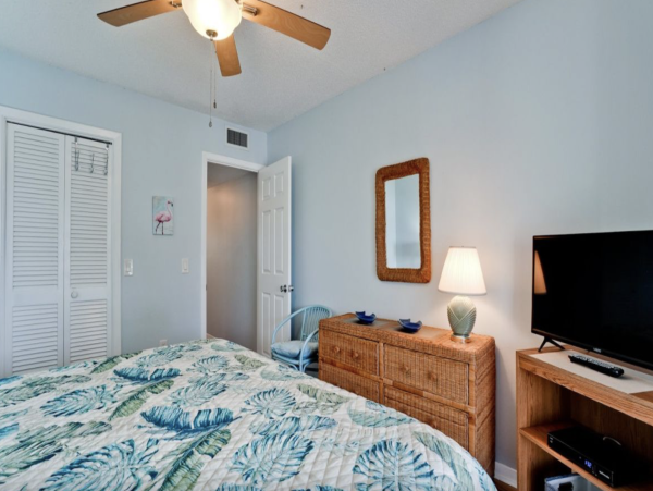 Holmes Beach 2 Bedroom Beach Front Vacation Rental Sleeps 4
